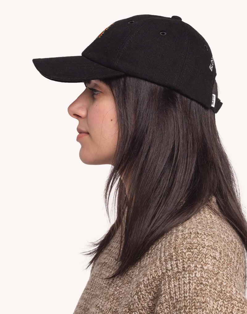 Schwarze OLOW Blossom Yourself Cap am Model – Seitenansicht